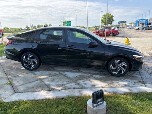New 2025 Hyundai Elantra SEL FWD image 6