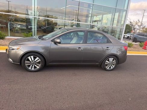 Used 2013 Kia Forte EX w/ Tech Pkg FWD image 2