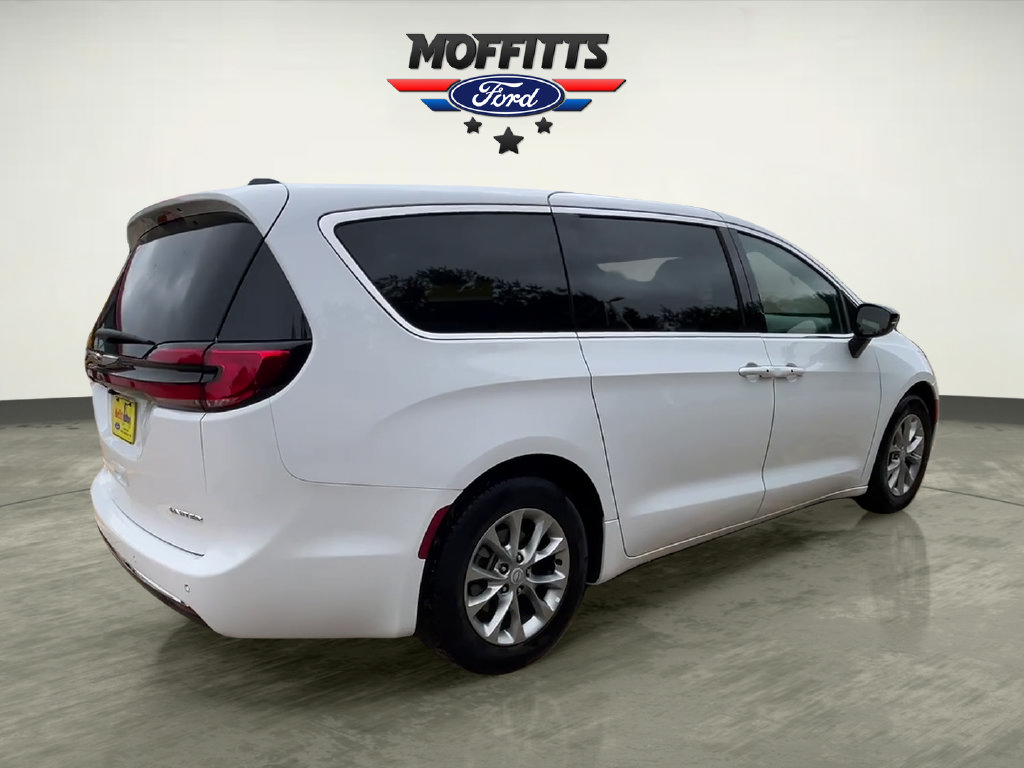 Used 2026 Chrysler Pacifica Limited FWD image 5