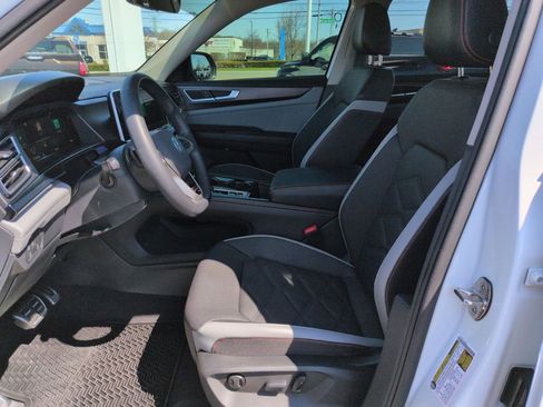 Used 2024 Volkswagen Atlas Peak Edition SE image 9