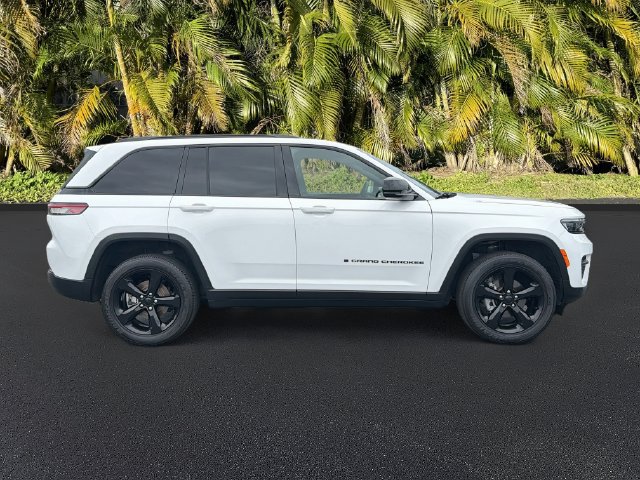 Used 2024 Jeep Grand Cherokee Altitude AWD/4WD image 4