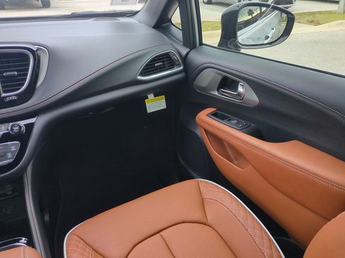 New 2026 Chrysler Pacifica Pinnacle image 16