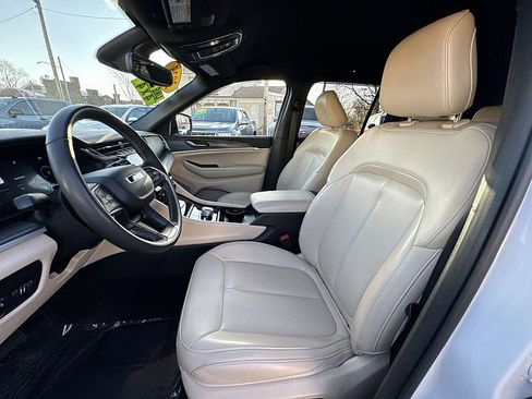 Used 2024 Jeep Grand Cherokee Limited w/ Black Appearance Package image 8