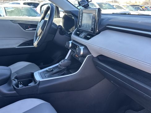 Used 2021 Toyota RAV4 XLE Premium image 15