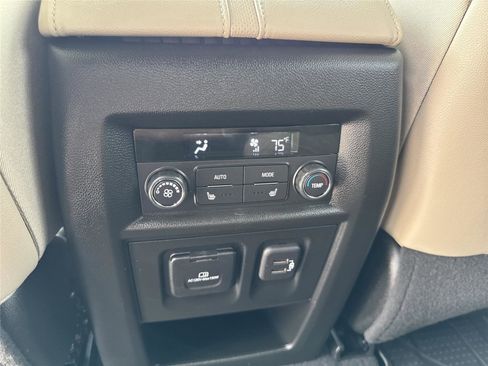 Used 2023 Chevrolet Traverse Premier FWD image 32