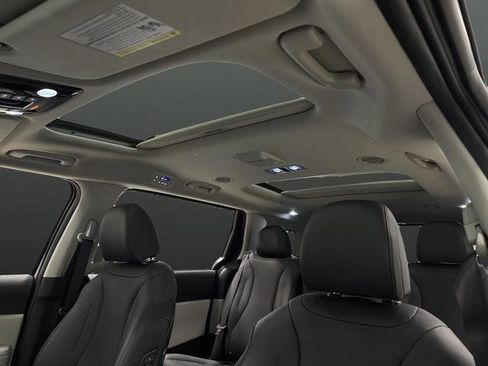 Used 2024 Kia Carnival SX Prestige image 7