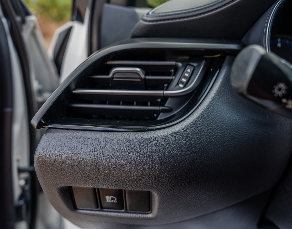 Used 2018 Toyota C-HR XLE FWD image 18