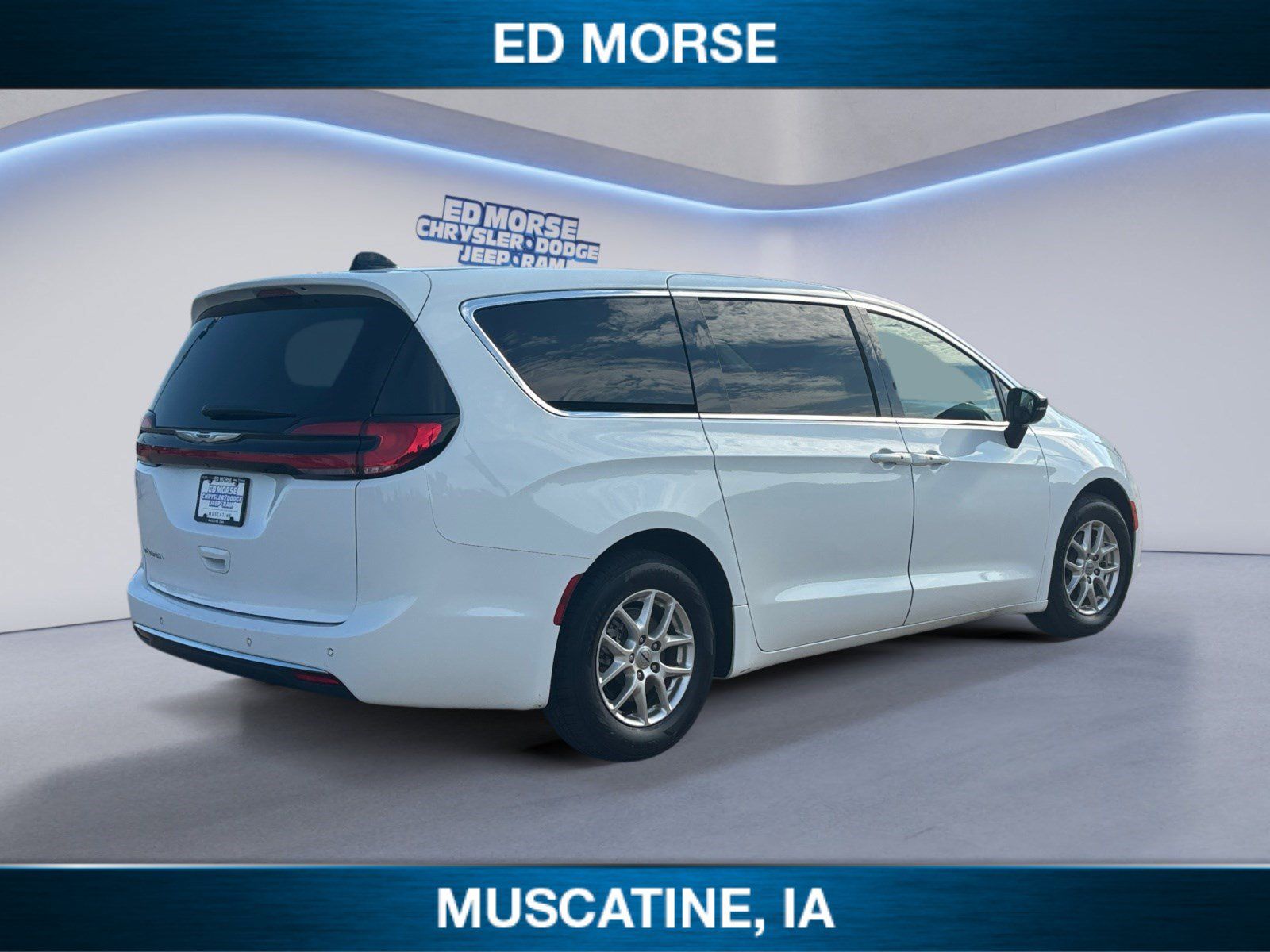 Used 2024 Chrysler Pacifica Touring-L FWD image 5