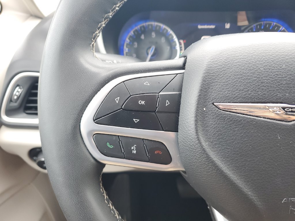 Used 2024 Chrysler Pacifica Touring-L FWD image 19