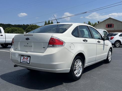 Used 2009 Ford Focus SE FWD image 2
