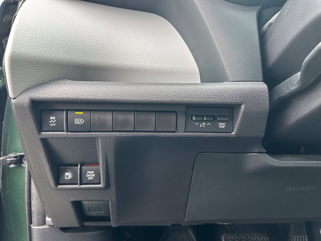 Used 2025 Toyota Sienna LE AWD/4WD image 14