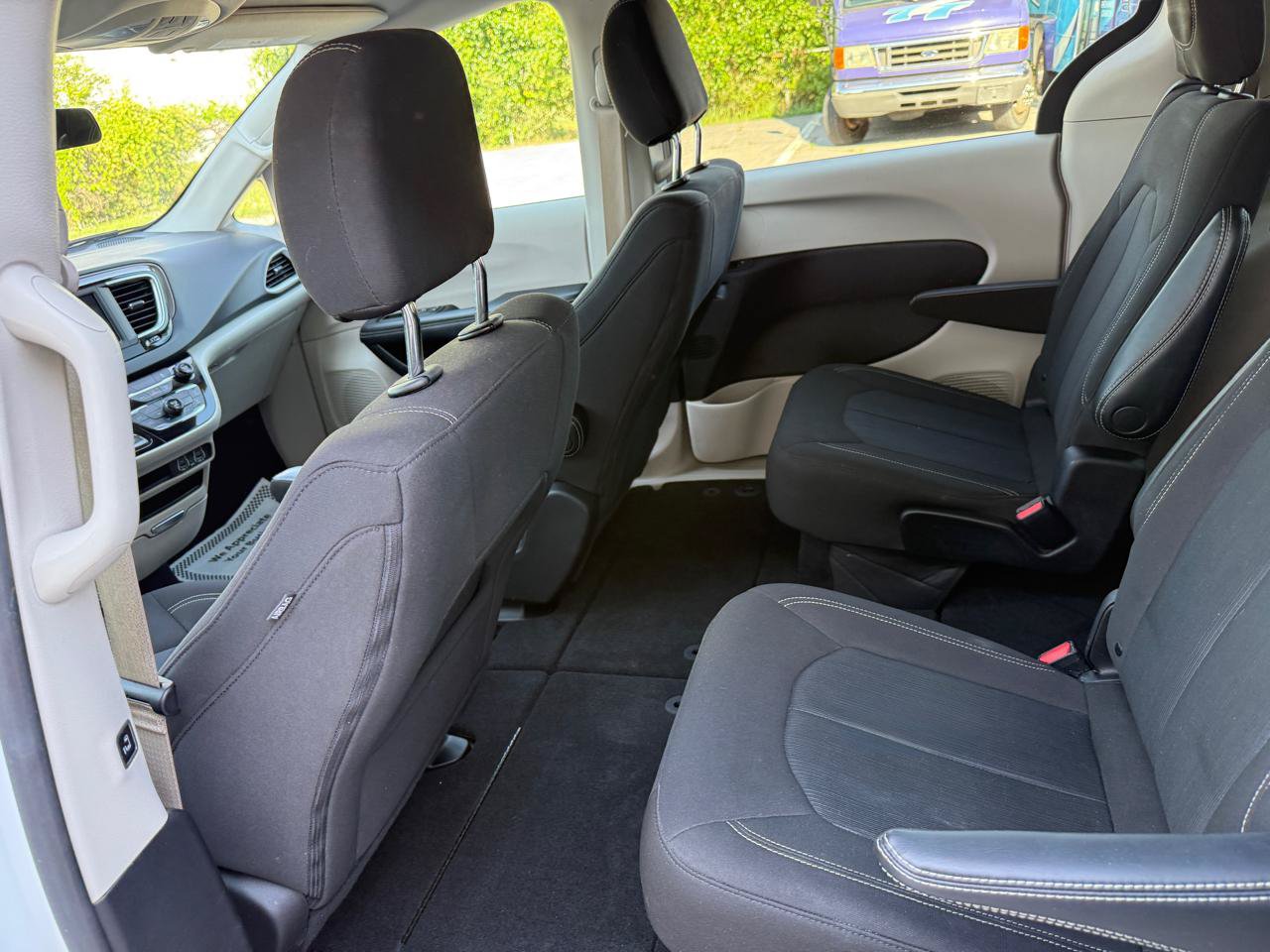 Used 2022 Chrysler Voyager LX FWD image 23