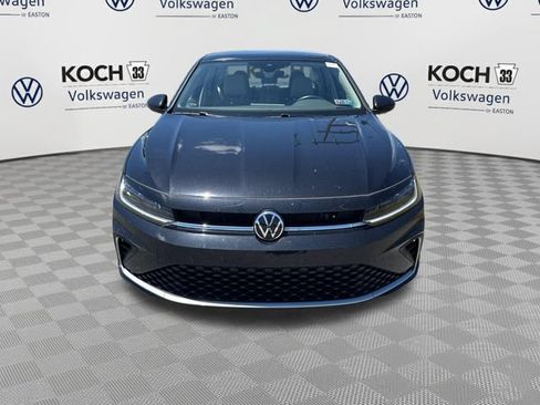 Used 2025 Volkswagen Jetta SE FWD image 2