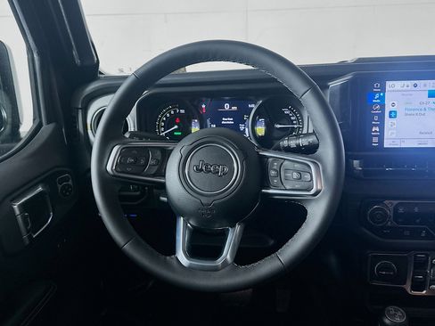 Used 2025 Jeep Wrangler Sahara image 17