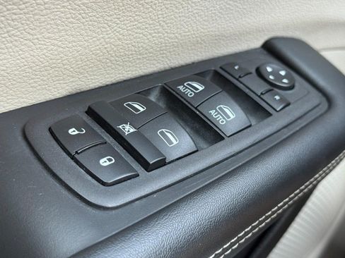 Used 2023 Chrysler Pacifica Touring-L FWD image 27