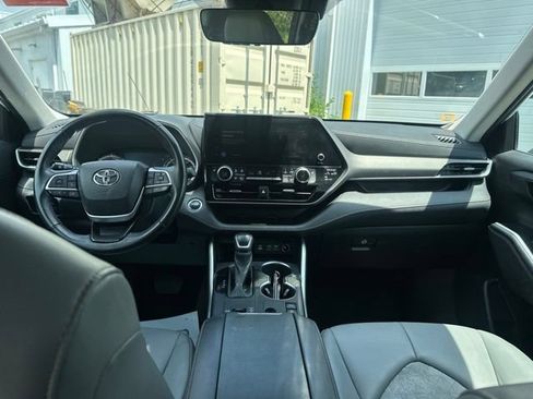 Used 2023 Toyota Highlander Bronze Edition AWD/4WD image 19