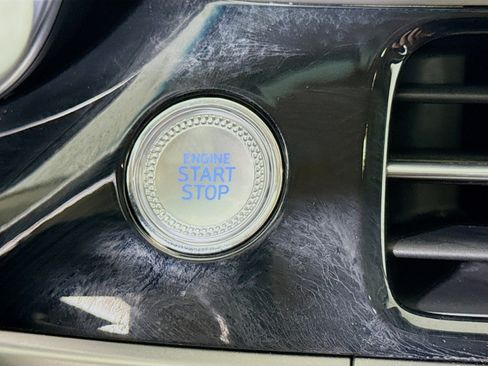 Used 2025 Genesis G70 2.5T image 21