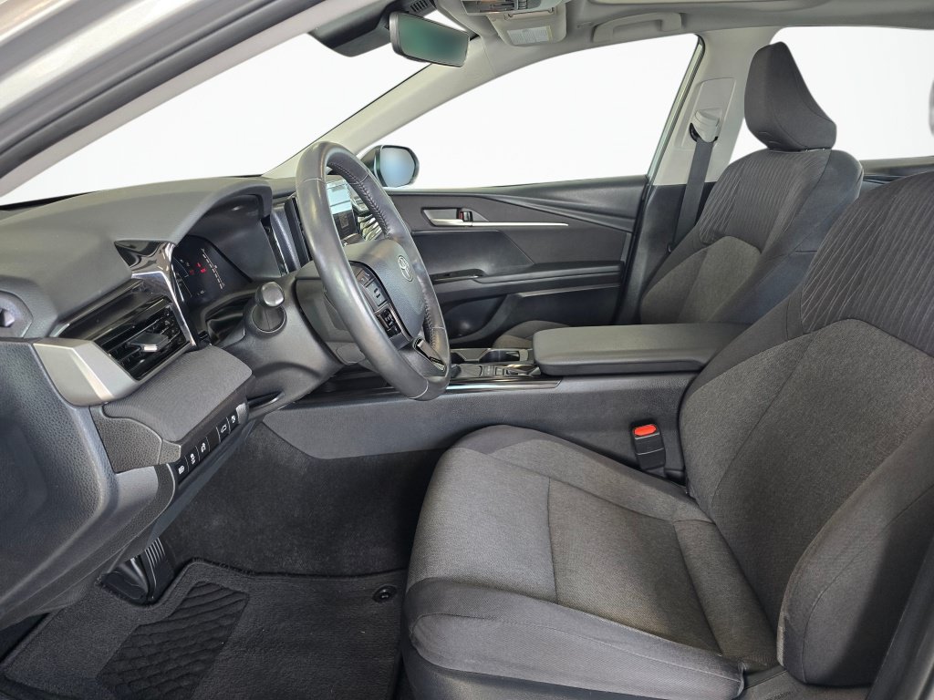 Used 2025 Toyota Camry LE w/ Convenience Package FWD image 17