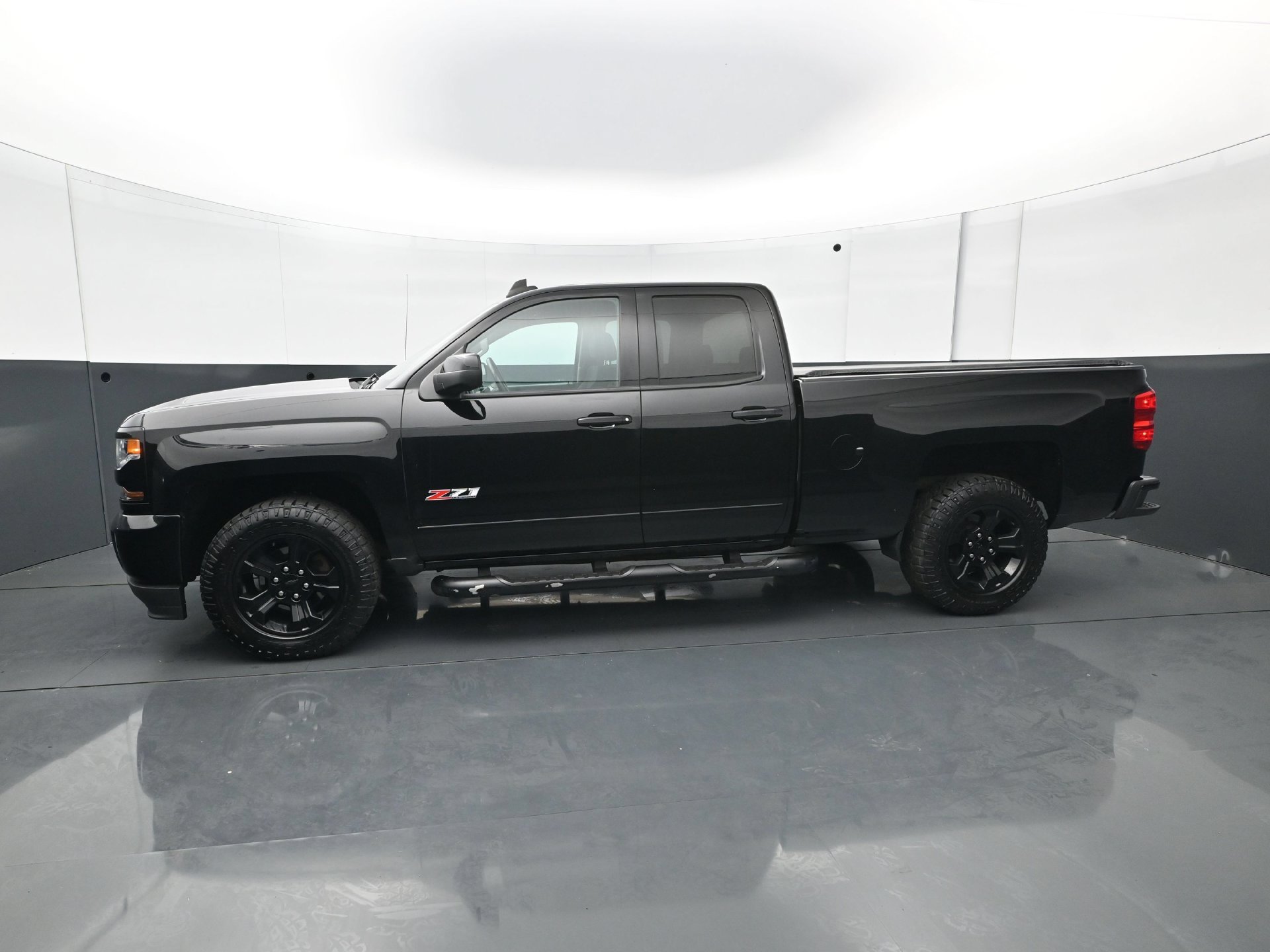 Used 2018 Chevrolet Silverado 1500 LT w/ Midnight Edition AWD/4WD image 3