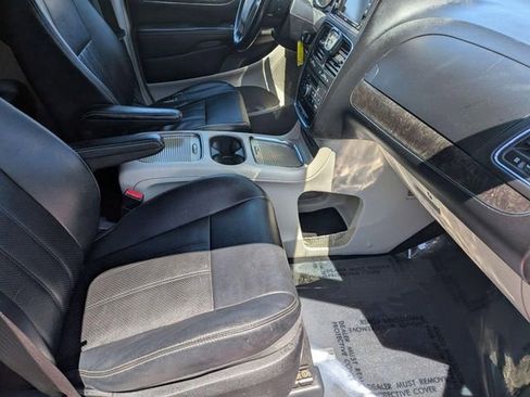 Used 2013 Chrysler Town & Country Touring-L w/ Driver Convenience Group FWD image 31