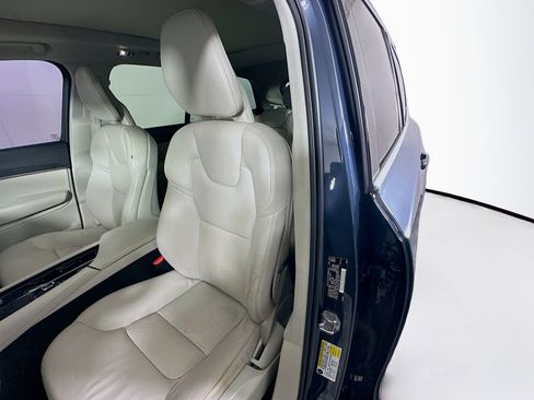 Used 2020 Volvo XC90 T5 Momentum w/ Protection Package Premier image 12