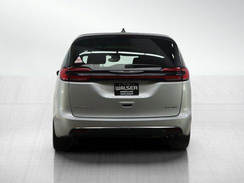 Used 2024 Chrysler Pacifica Limited image 4