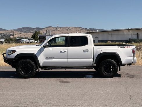 Used 2021 Toyota Tacoma TRD Off-Road w/ TRD Premium Off Road Package AWD/4WD image 2
