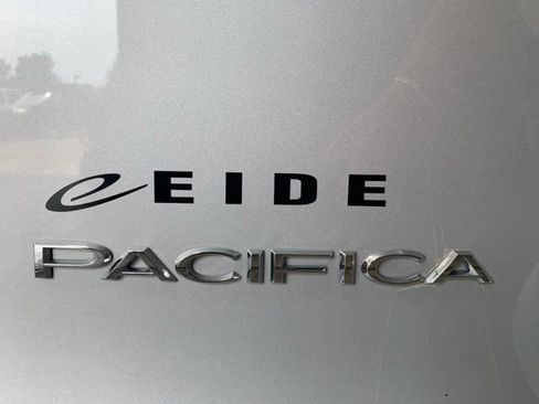Used 2024 Chrysler Pacifica Touring-L FWD image 40