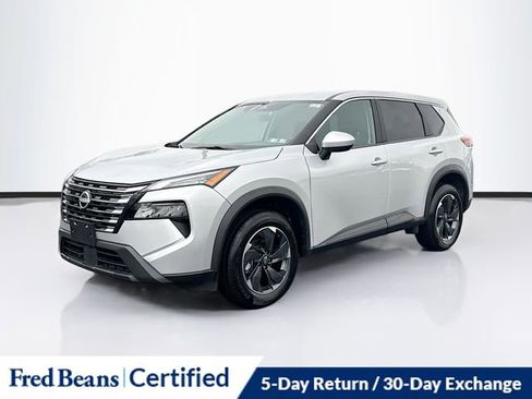 Used 2024 Nissan Rogue SV image 3