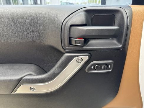 Used 2012 Jeep Wrangler Unlimited Sahara w/ Dual Top Group AWD/4WD image 23