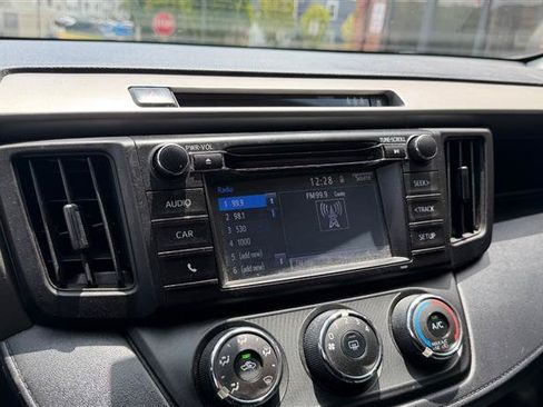 Used 2017 Toyota RAV4 LE AWD/4WD image 31