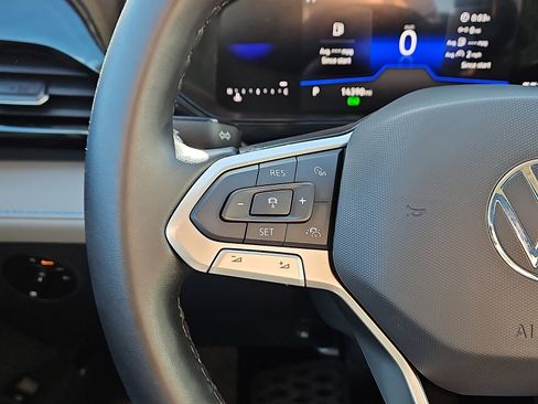 Certified 2024 Volkswagen Taos SE image 16