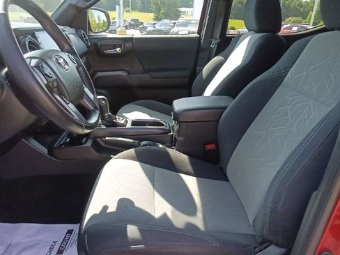 Used 2021 Toyota Tacoma TRD Off-Road AWD/4WD image 15