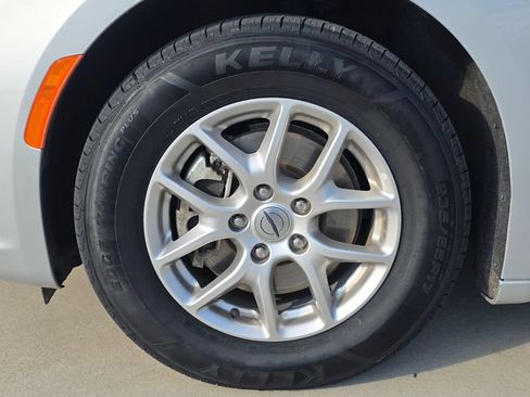 Certified 2024 Chrysler Pacifica Touring-L FWD image 11