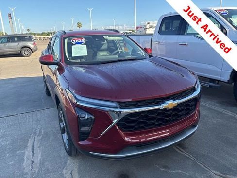 Used 2025 Chevrolet Trax LT FWD image 7