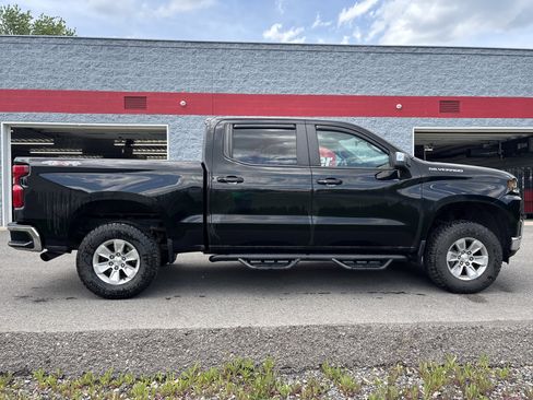 Used 2022 Chevrolet Silverado 1500 LT AWD/4WD image 2