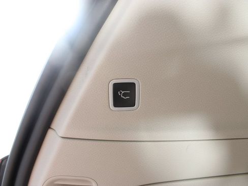 Used 2018 Chrysler Pacifica Touring-L FWD image 19