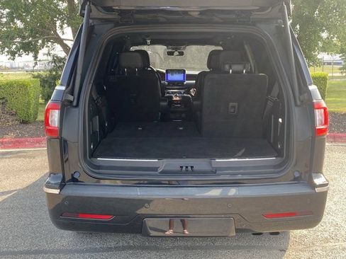 Used 2018 Lincoln Navigator Select w/ Technology Package RWD image 6