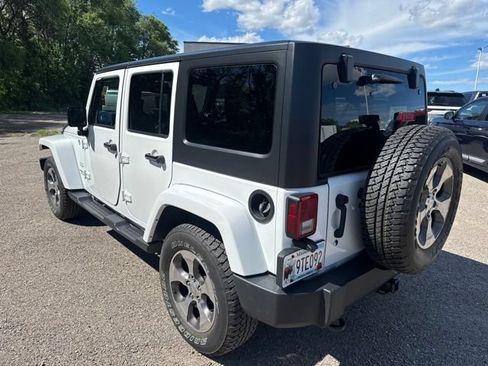 Used 2017 Jeep Wrangler Unlimited Sahara w/ Dual Top Group AWD/4WD image 9