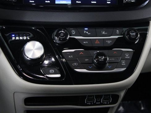 Used 2024 Chrysler Pacifica Touring-L image 20