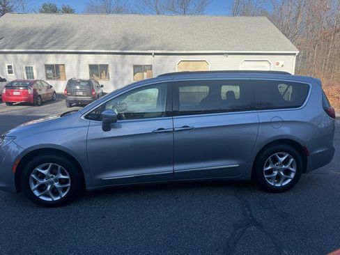 Used 2017 Chrysler Pacifica Touring-L w/ Tire & Wheel Group image 9