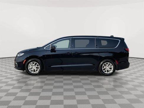 Used 2026 Chrysler Pacifica Select FWD image 2