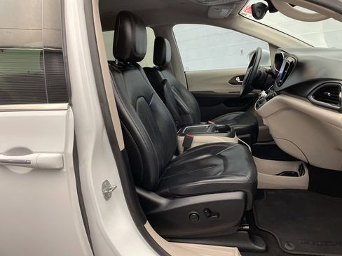 Used 2017 Chrysler Pacifica Touring-L Plus image 25