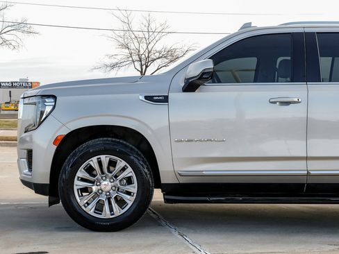 Used 2021 GMC Yukon XL Denali image 13