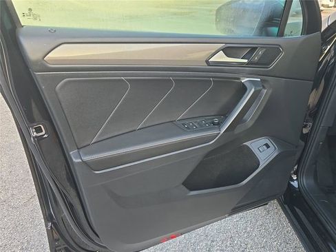 Used 2024 Volkswagen Tiguan SE image 13