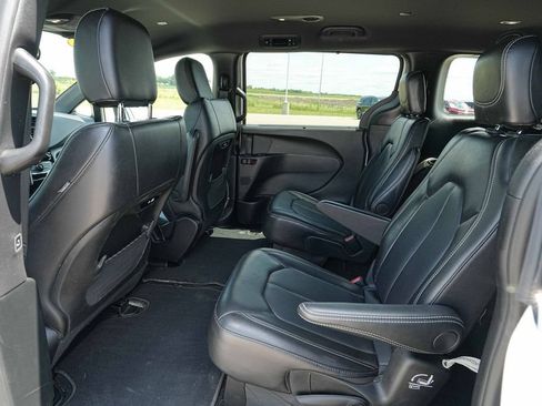 Used 2025 Chrysler Pacifica Select FWD image 18