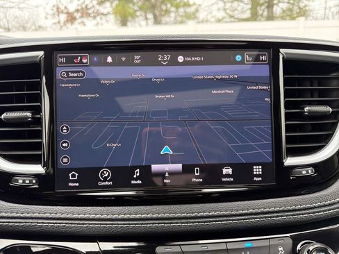 Used 2024 Chrysler Pacifica Limited image 23