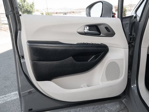 Used 2022 Chrysler Pacifica Touring-L FWD image 21