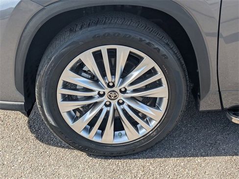 Used 2023 Toyota Highlander Platinum image 10