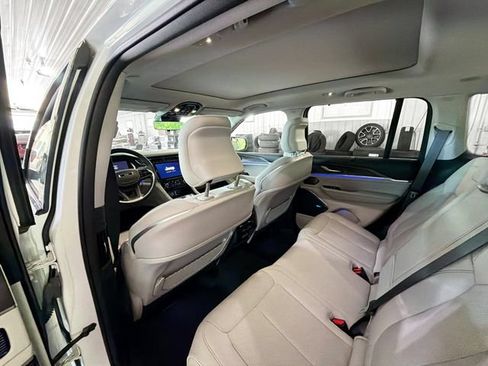 Used 2022 Jeep Grand Cherokee Overland w/ Luxury Tech Group IV AWD/4WD image 9